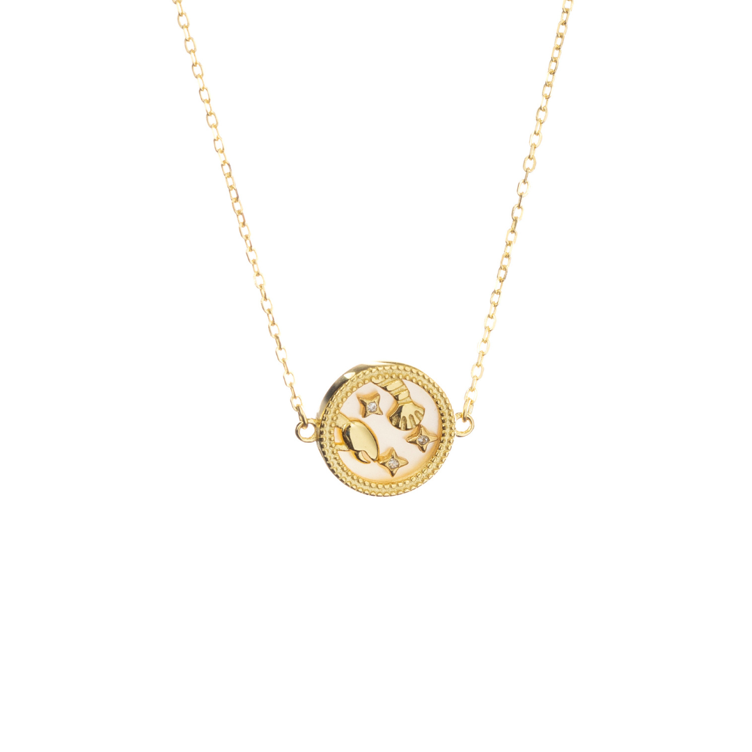 Gold Cancer necklace with crab engraving and star details, honoring sensitivity and deep emotion.